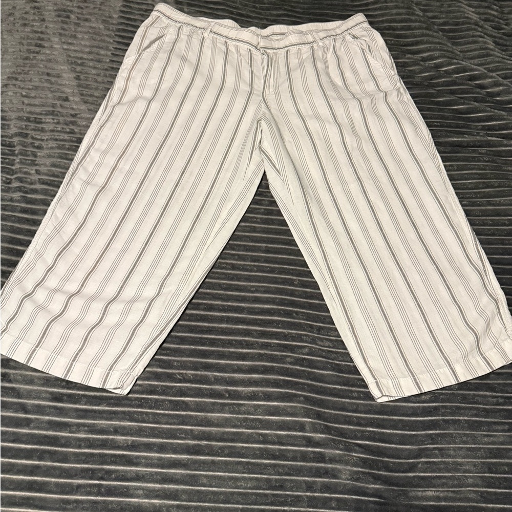 Liz Claiborne White with Black Stripe Capris